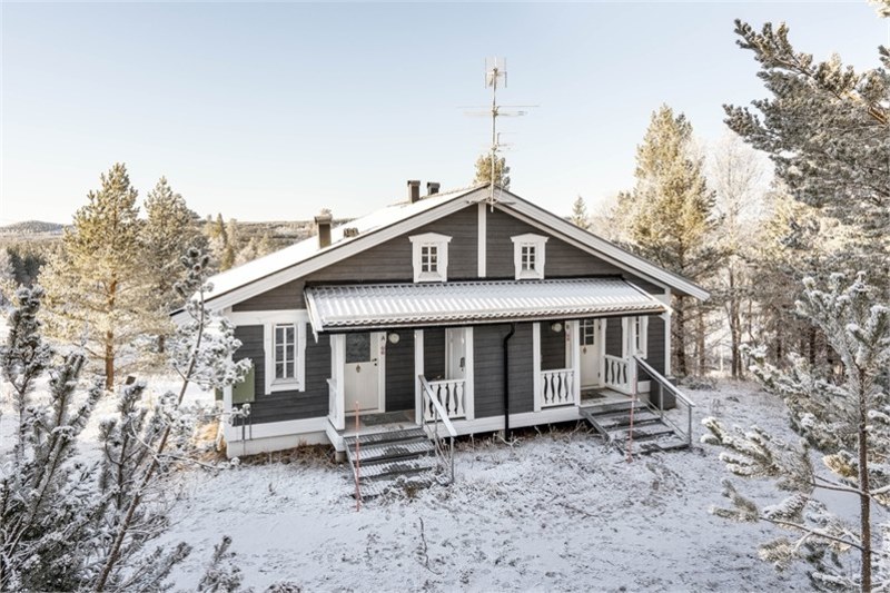 ingång baksida det är fyra lägenheter i huset ni hyr en av övervåningarna med loft (finns två undre lägenheter)